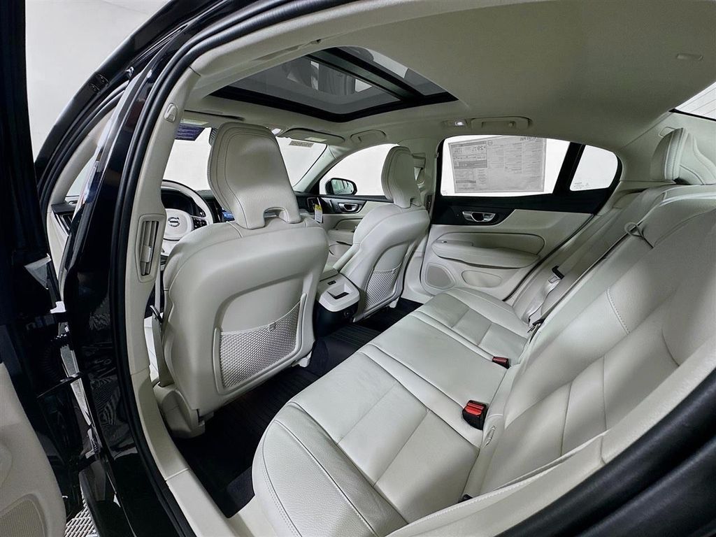 2024 Volvo S60 Plus - Photo 17