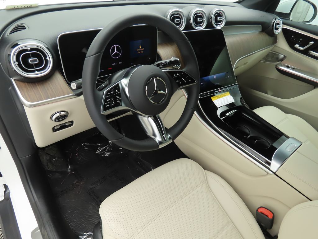 2025 Mercedes-Benz GLC 300 9