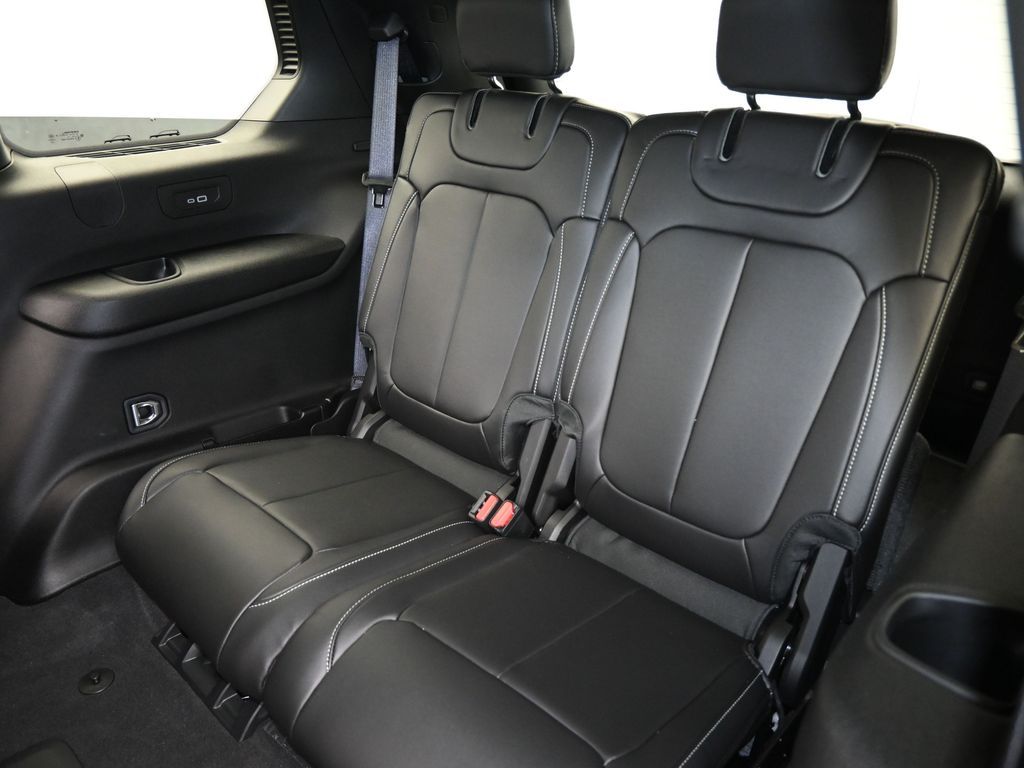 Used 2025 Diamond Black Crystal Pearlcoat Jeep Limited image 29