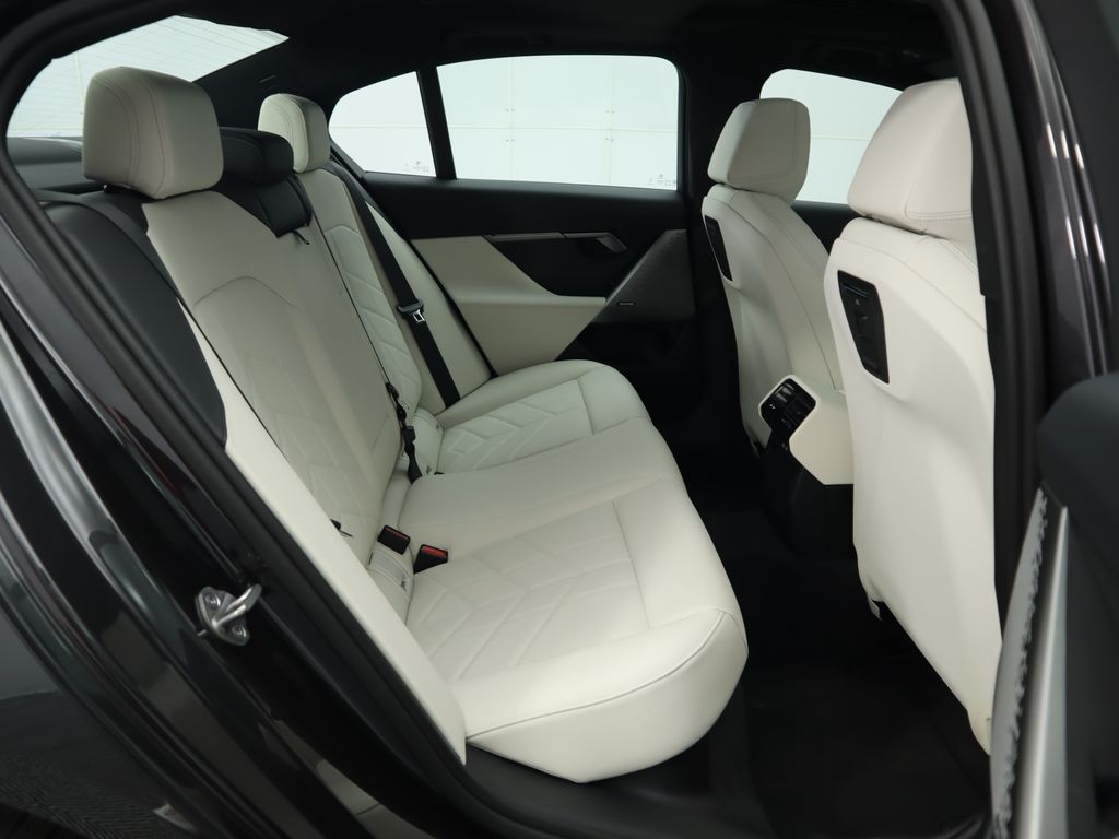 2024 BMW 5 Series 530i xDrive 23