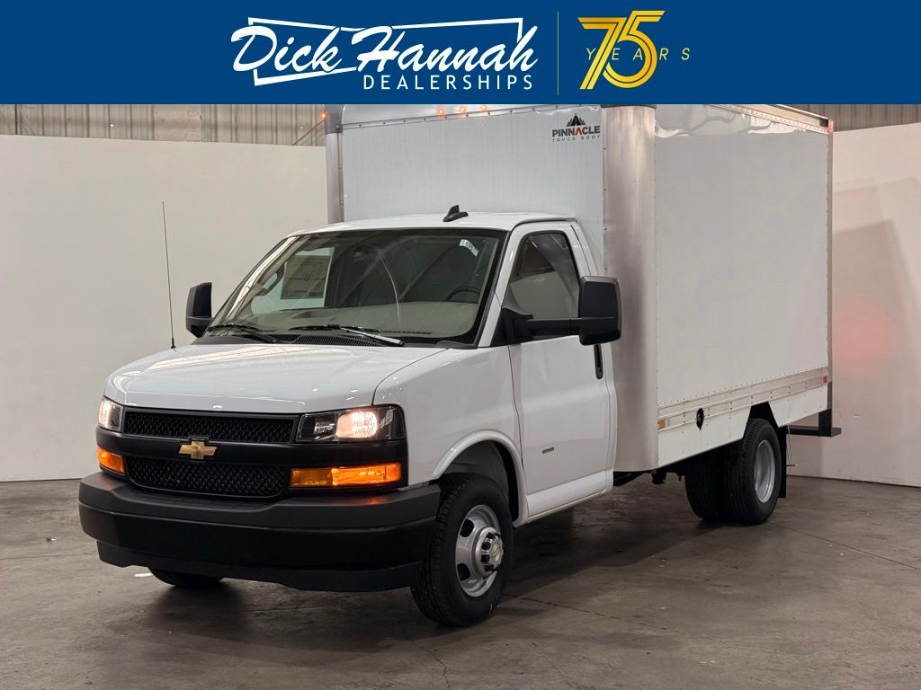 Summit White 2025 Chevrolet Express Chassis 3500 Cutaway 139 Van Rear-Wheel Drive 8-Speed Automatic