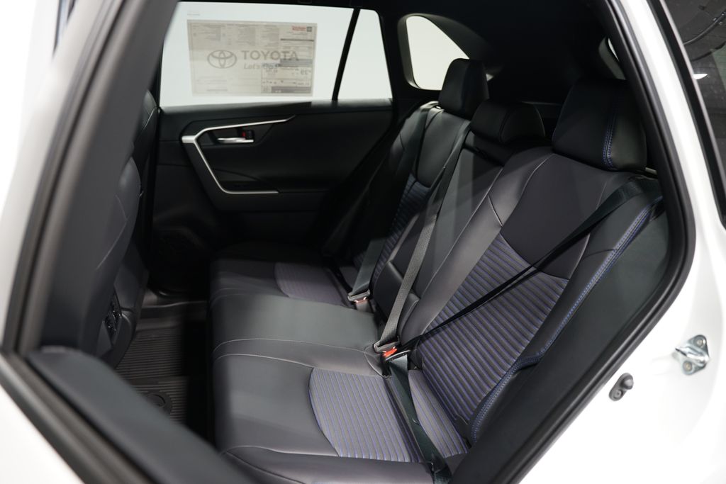 2025 Toyota RAV4 XSE 31