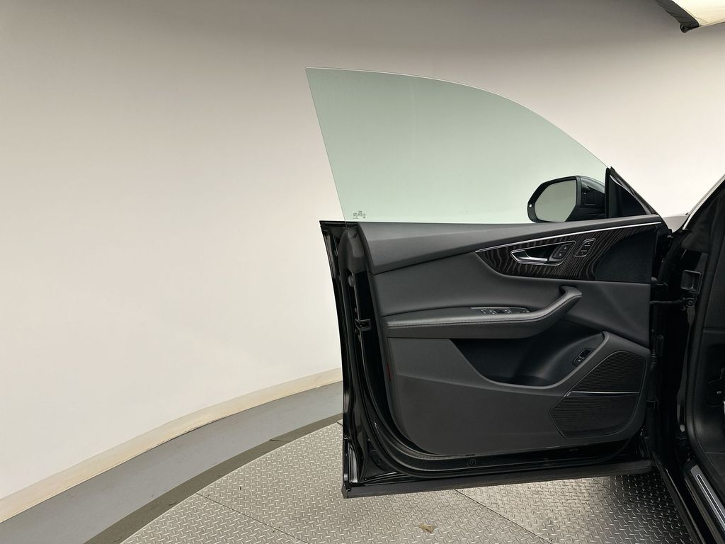 Thumbnail: 2022 Audi Q8 - 9