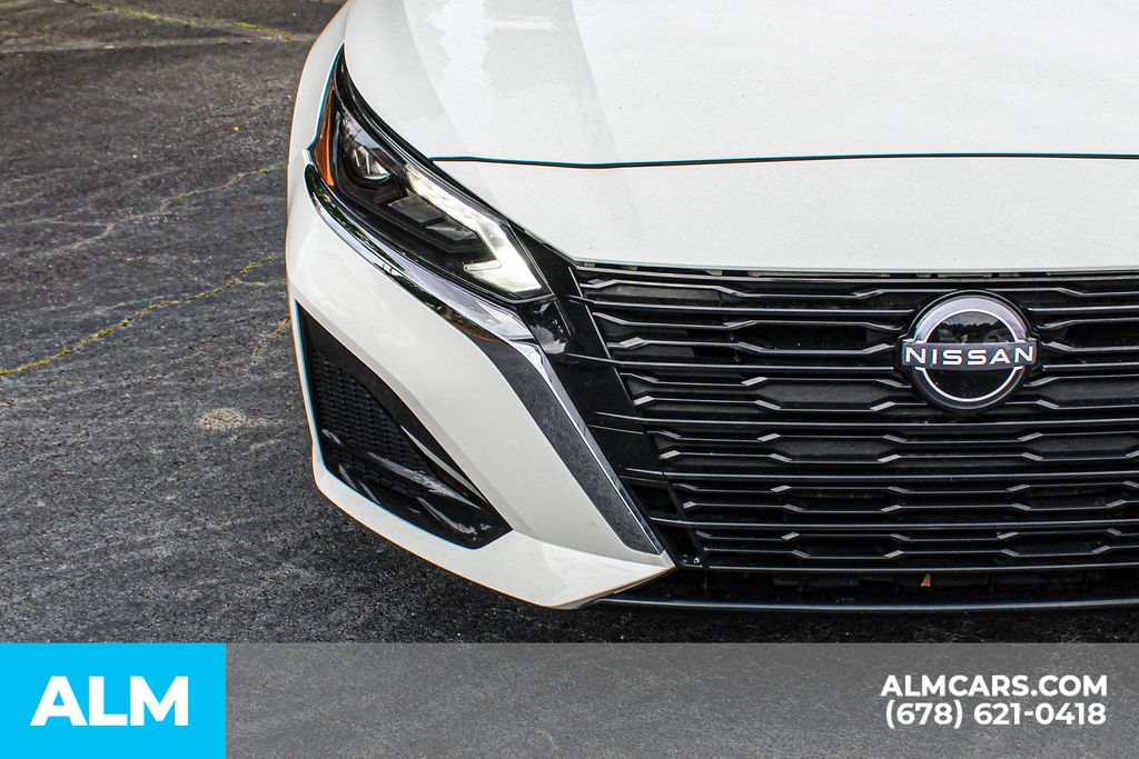 Used 2025 White Nissan 2.5 SV image 11
