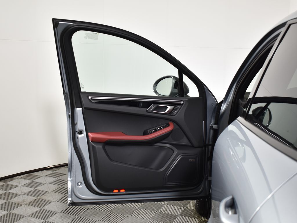 Thumbnail: 2026 Porsche Macan - 32