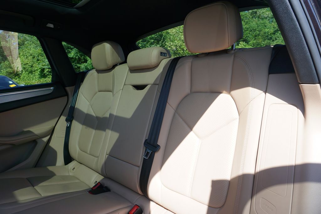 Thumbnail: 2021 Porsche Macan - 25