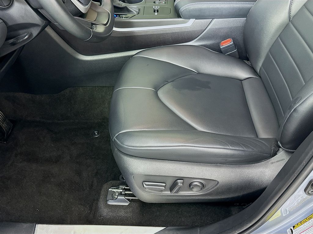2023 Toyota Highlander XLE 19