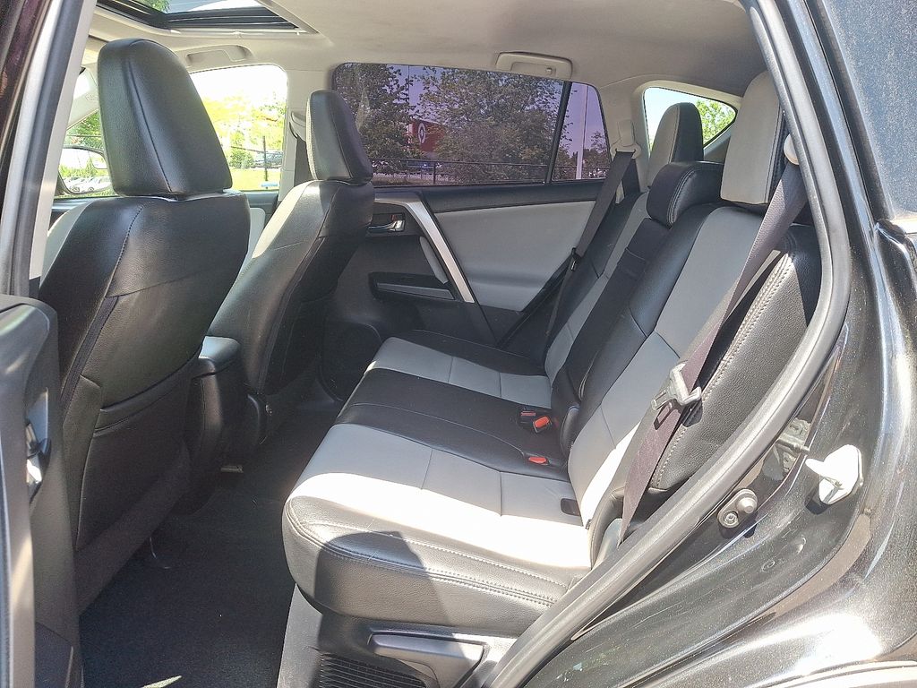 2016 Toyota RAV4 XLE 10