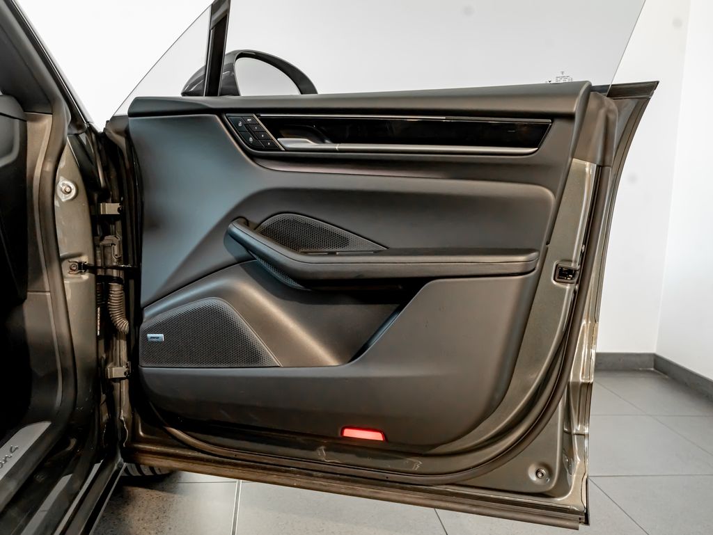 Certified Used 2024  Porsche 4 image 27