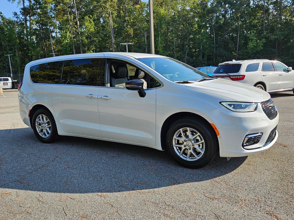 2026 Chrysler Pacifica Select's photo