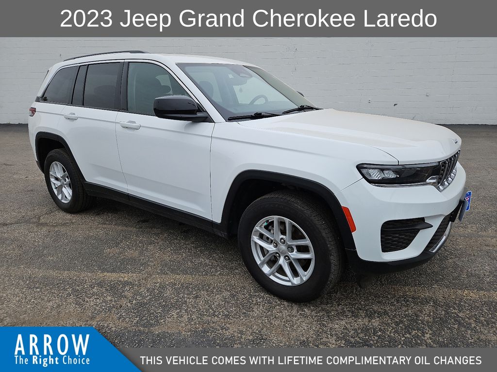 Bright White Clearcoat 2023 Jeep Grand Cherokee Laredo 4WD SUV / Crossover Four-Wheel Drive 8-Speed Automatic