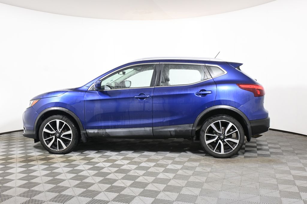 Thumbnail: 2017 Nissan Rogue Sport - 2
