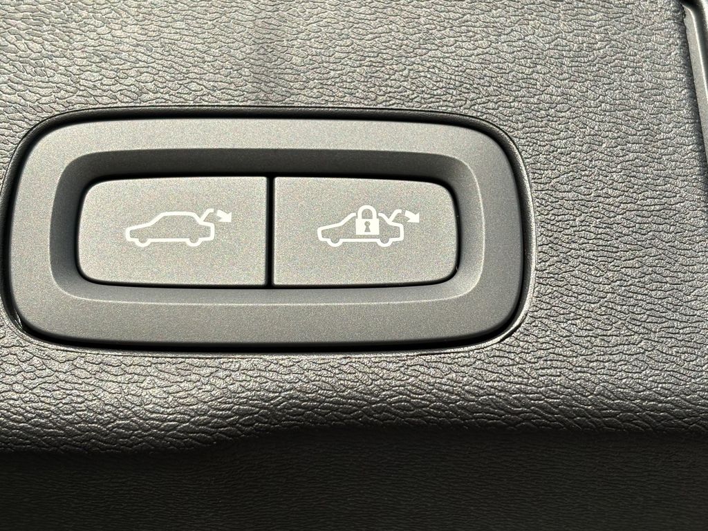 New 2026 Vapour Gray Volvo B5 Plus image 29