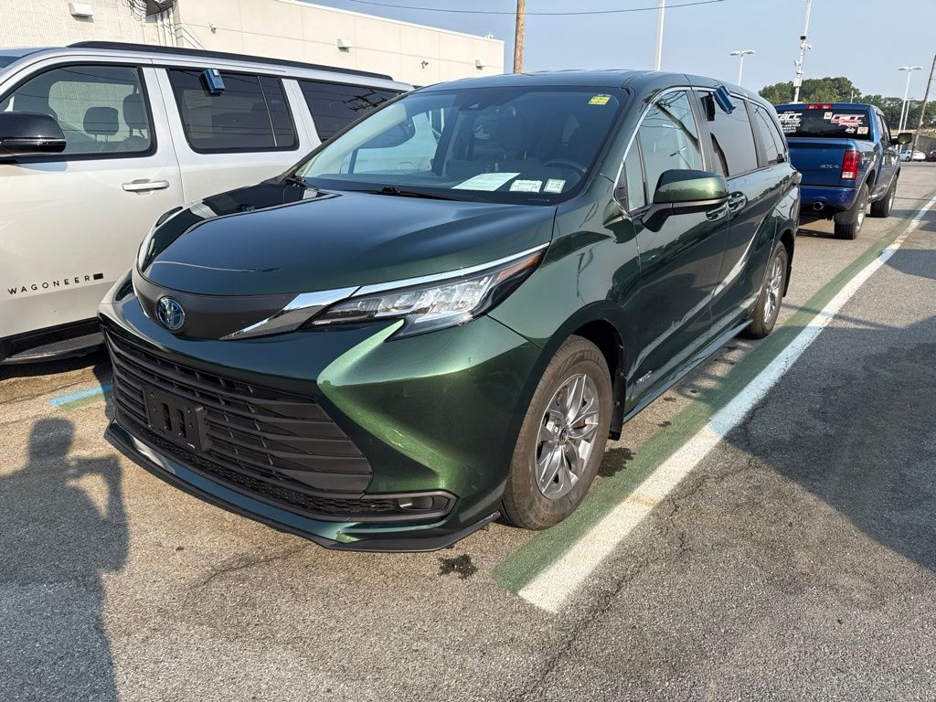 2021 Toyota Sienna — photo 3