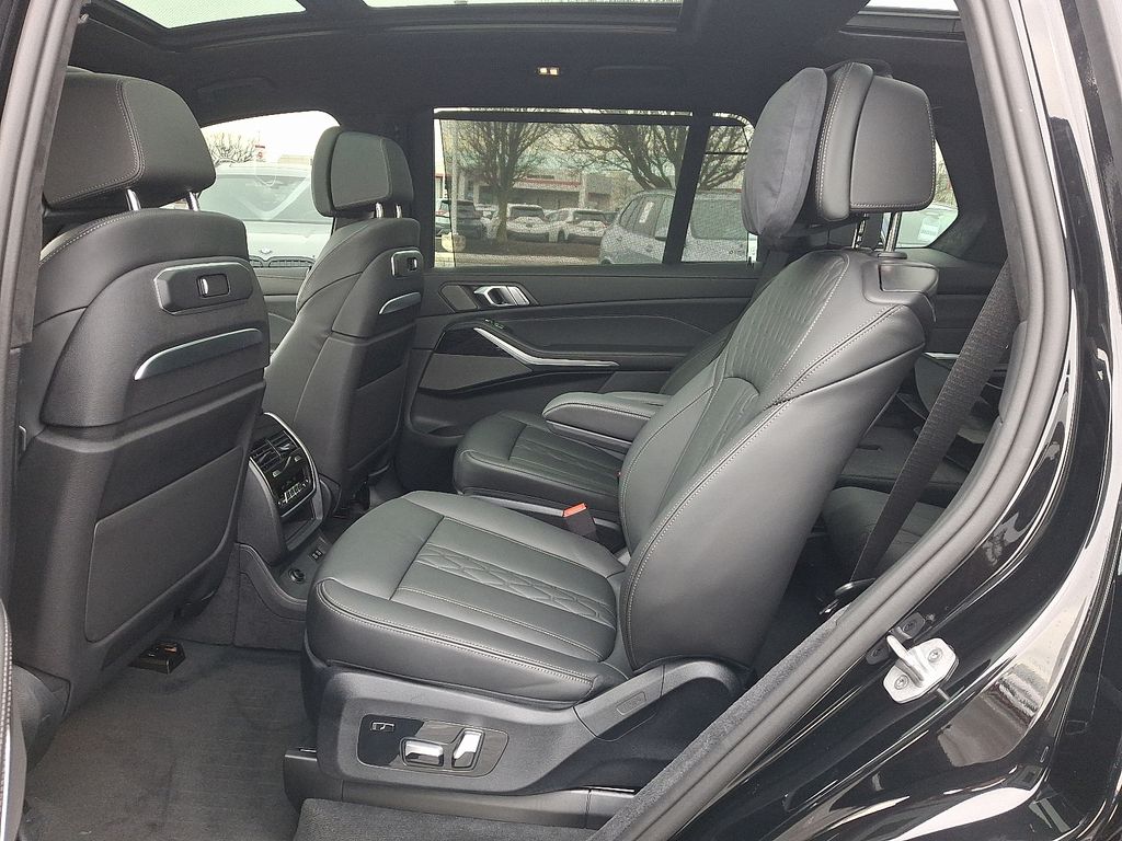 Thumbnail: 2025 BMW X7 - 10