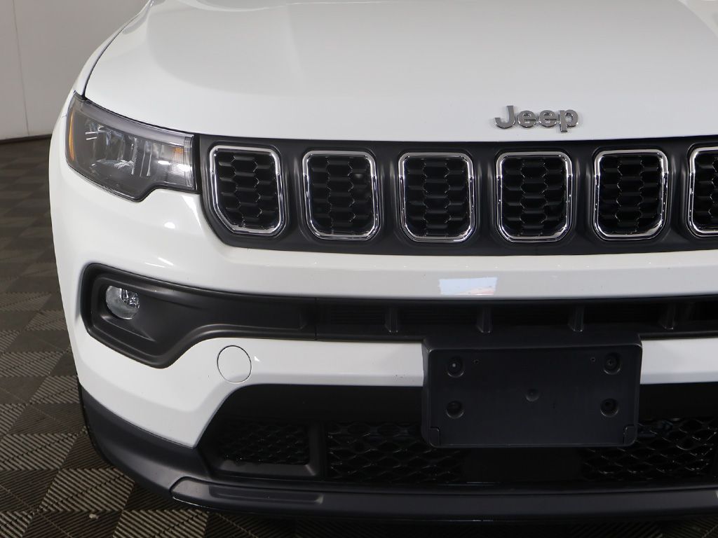 Used 2025 White Jeep Latitude image 12