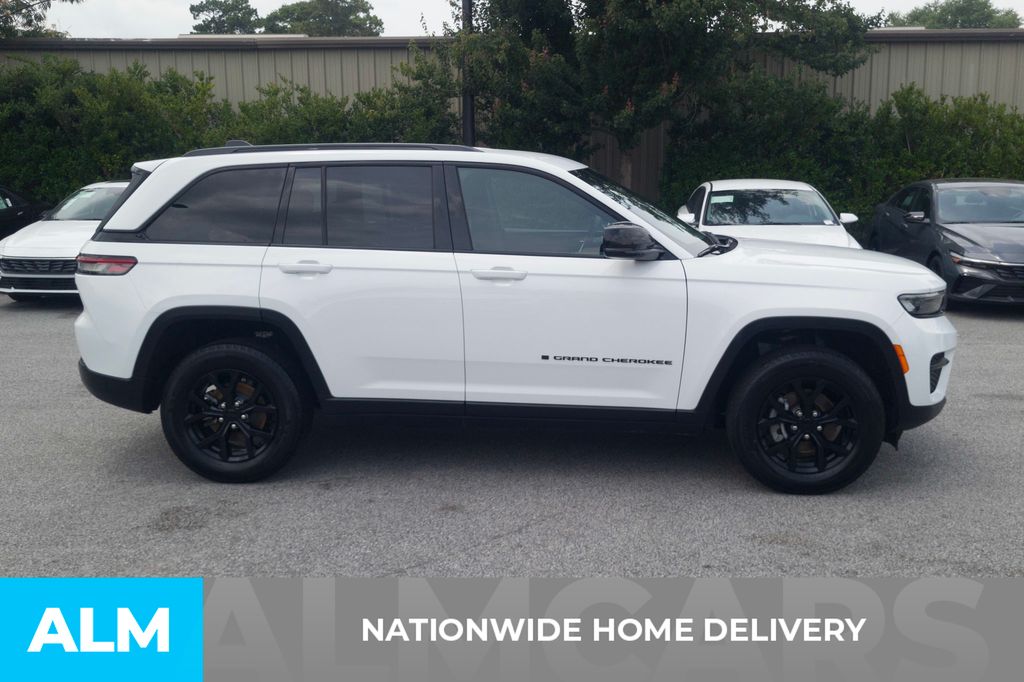 Used 2025 White Jeep Altitude image 4