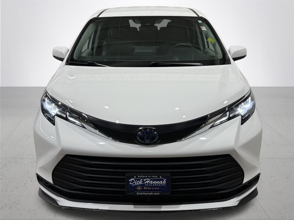 2023 Toyota Sienna LE