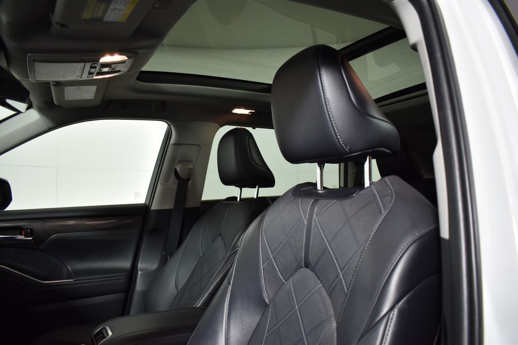 Thumbnail: 2022 Toyota Highlander - 17
