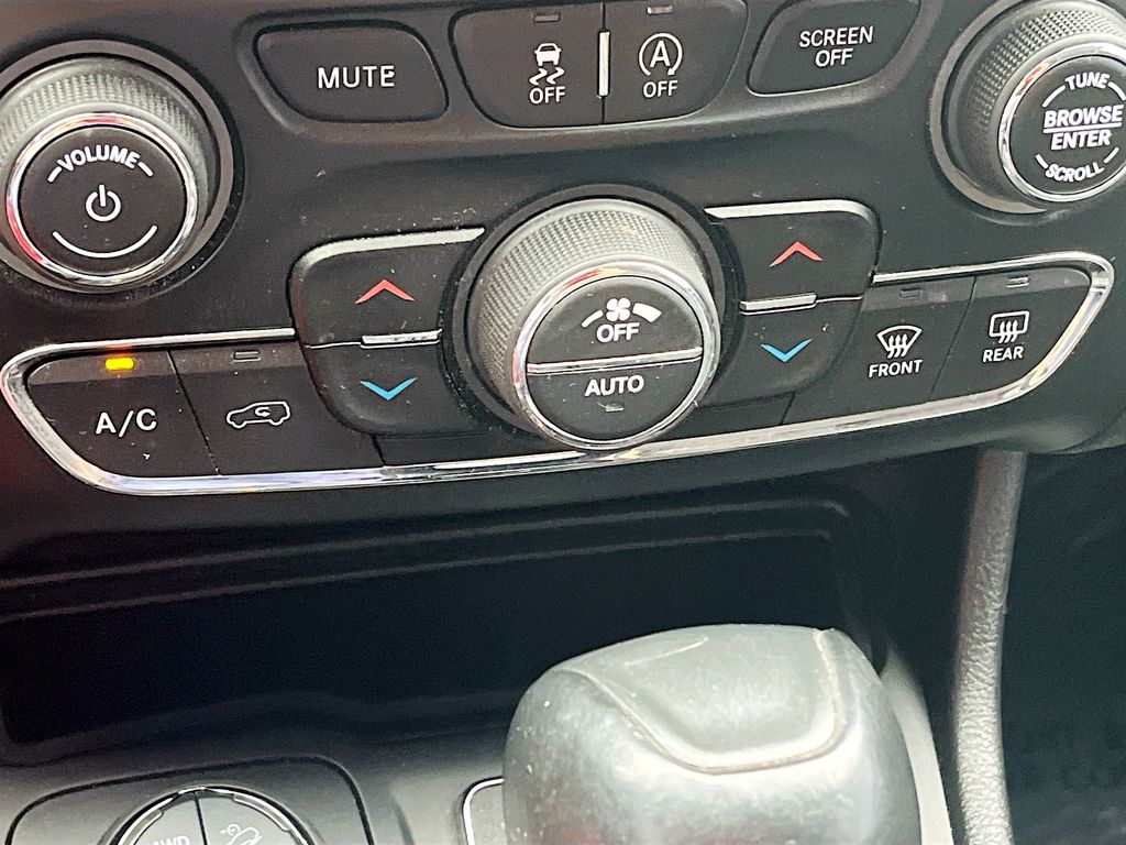 Used 2020 White Jeep Trailhawk image 15