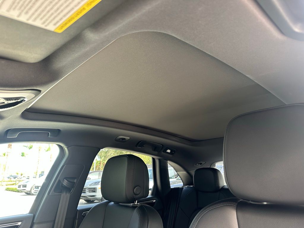 Thumbnail: 2023 Porsche Macan - 21