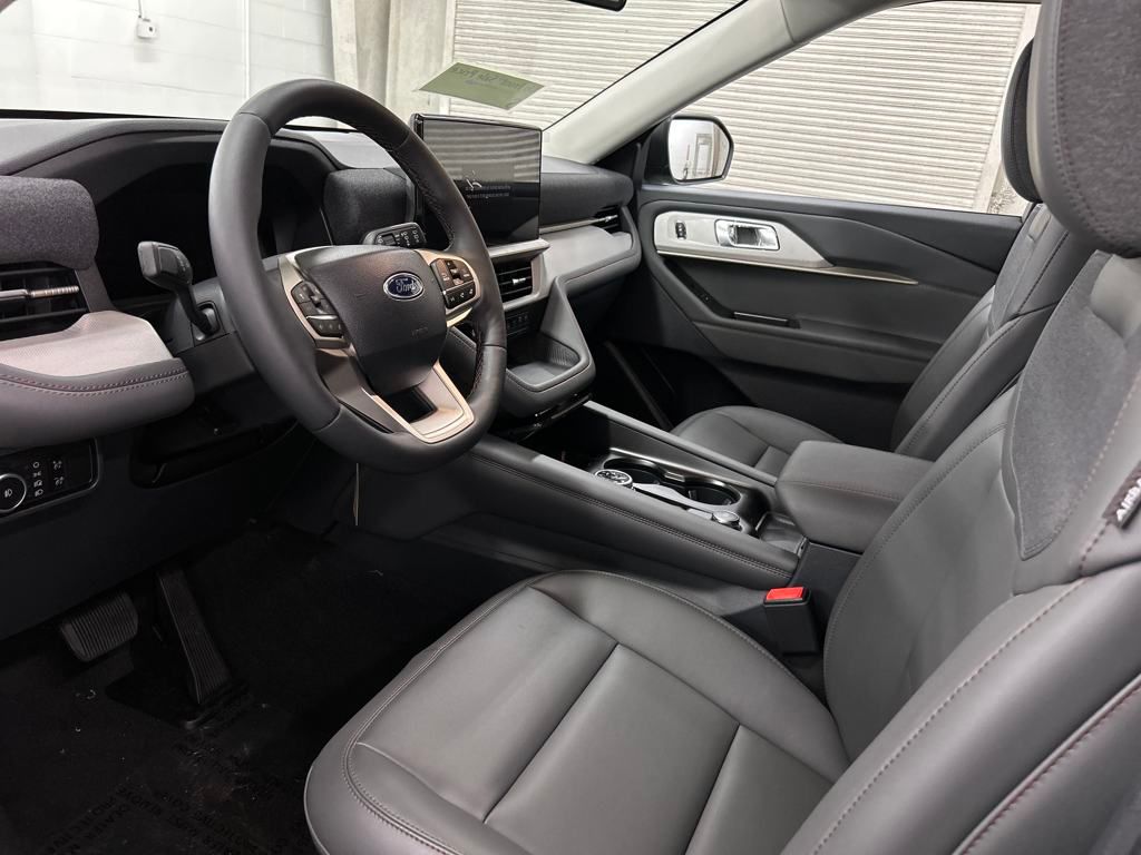 2025 Ford Explorer photo 3