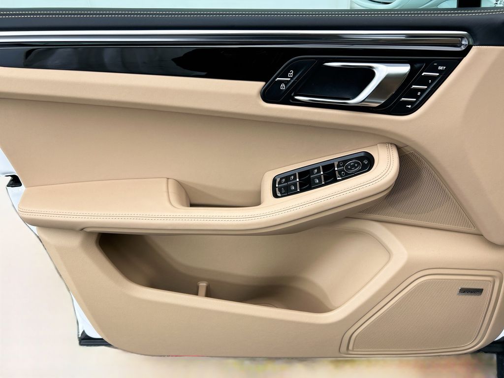 Thumbnail: 2026 Porsche Macan - 25