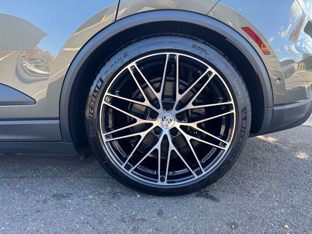 2024 Porsche Macan T 6