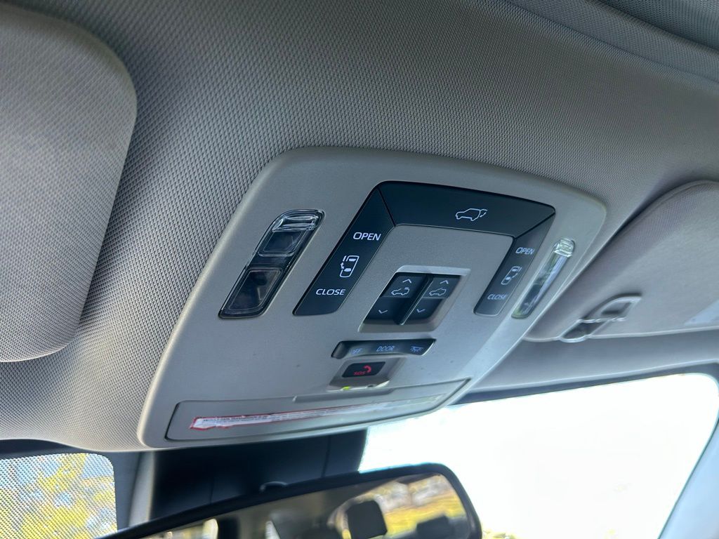 Thumbnail: 2022 Toyota Sienna - 31
