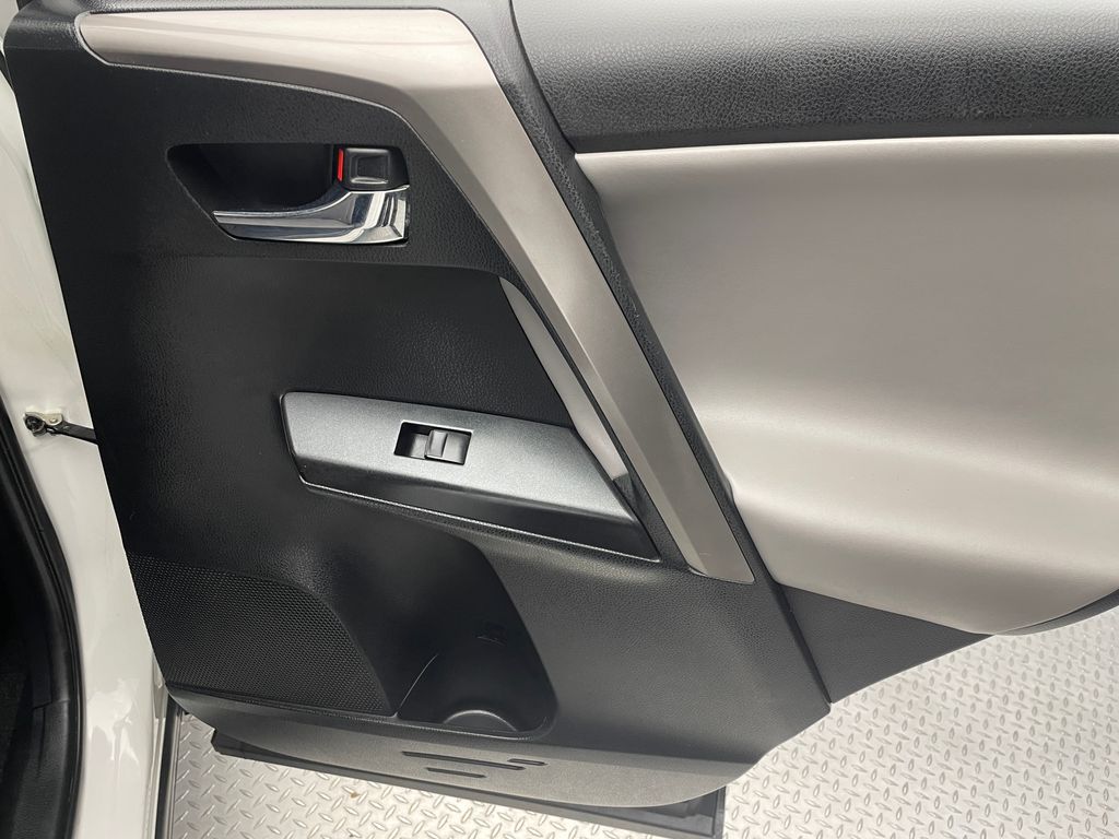 Thumbnail: 2018 Toyota RAV4 - 32