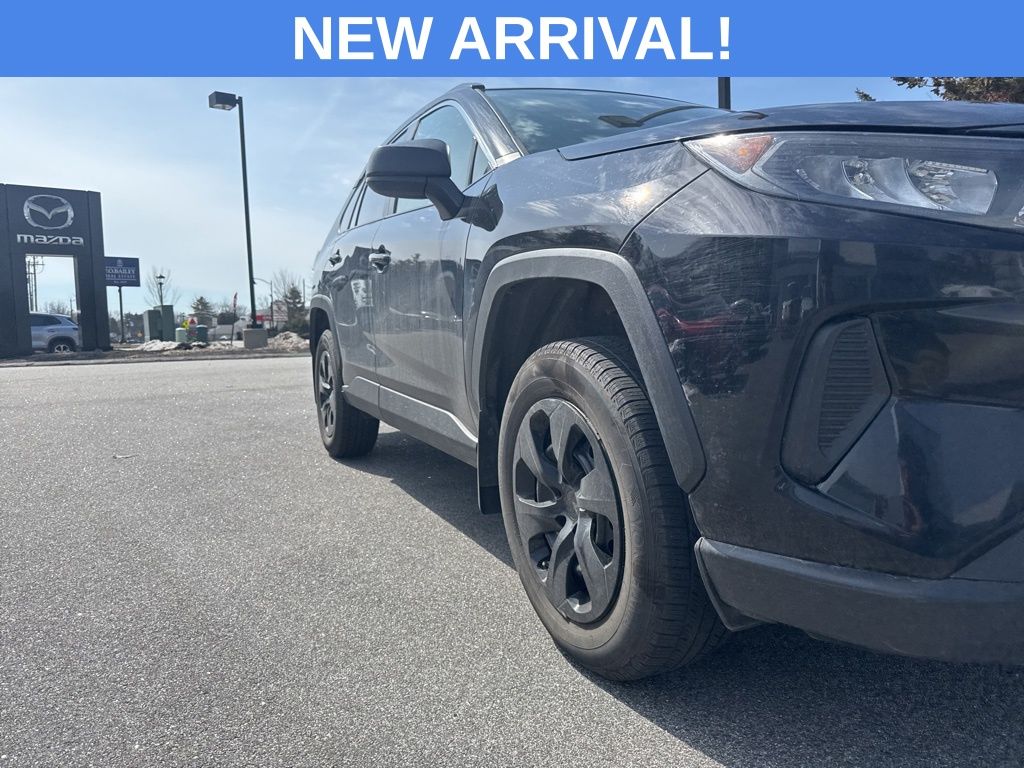 Used 2021  Toyota LE image 4