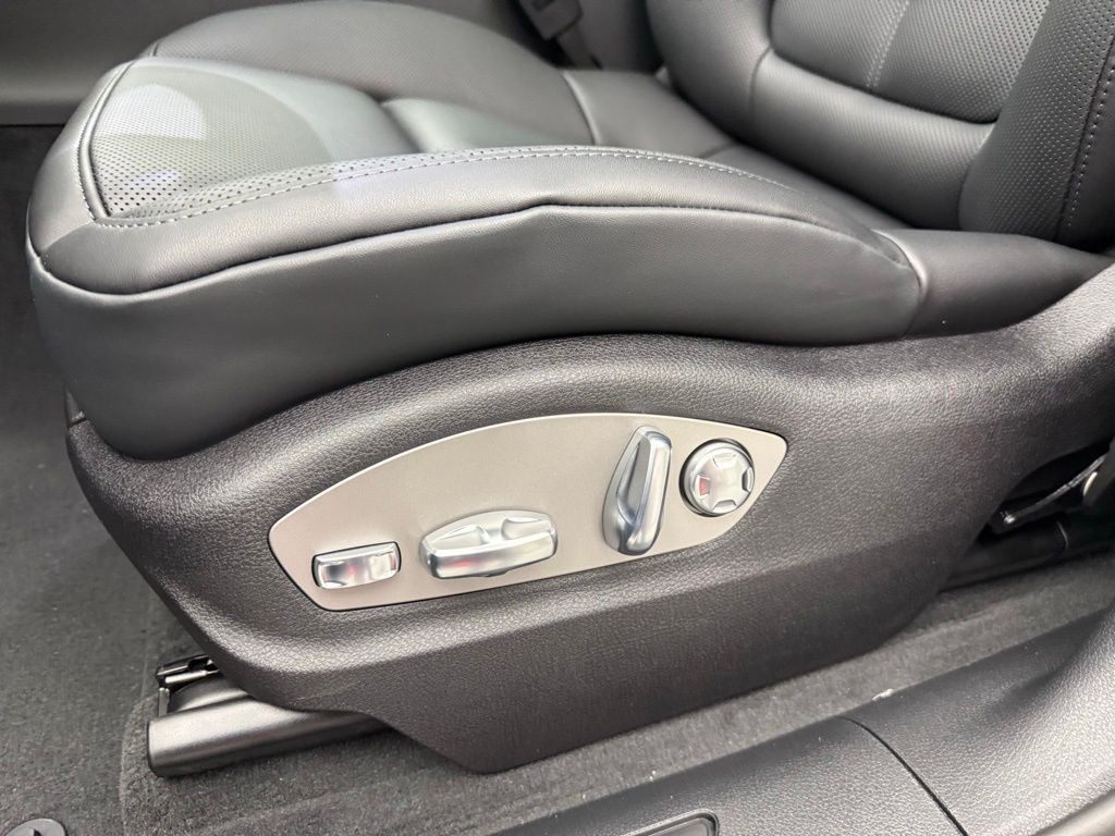 Thumbnail: 2026 Porsche Macan - 22