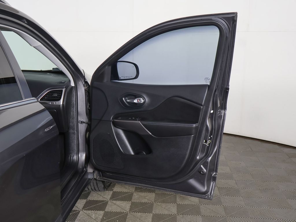 Used 2019 Gray Jeep Latitude Plus image 17