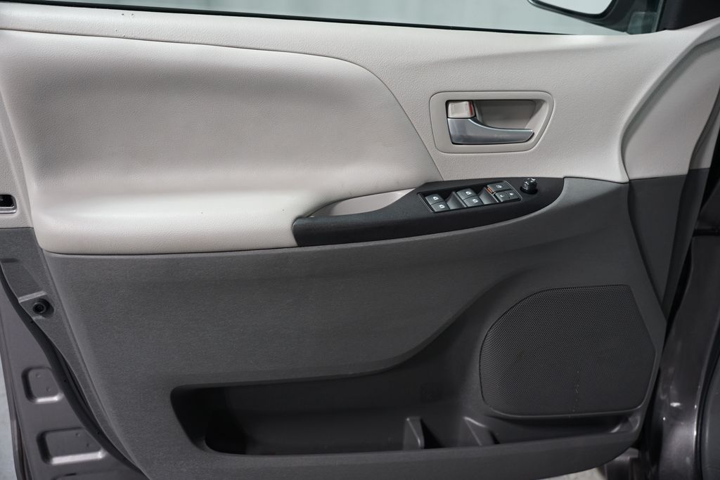Thumbnail: 2017 Toyota Sienna - 26