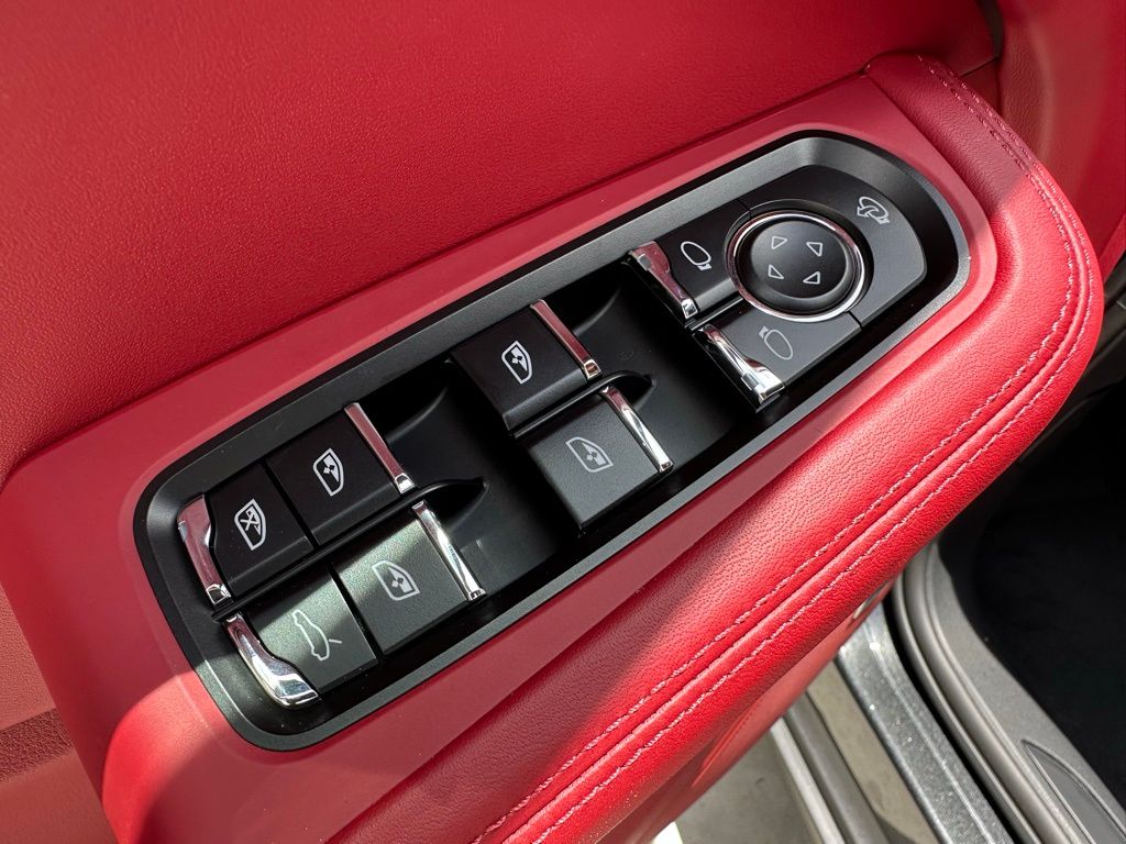 Thumbnail: 2025 Porsche Macan - 15