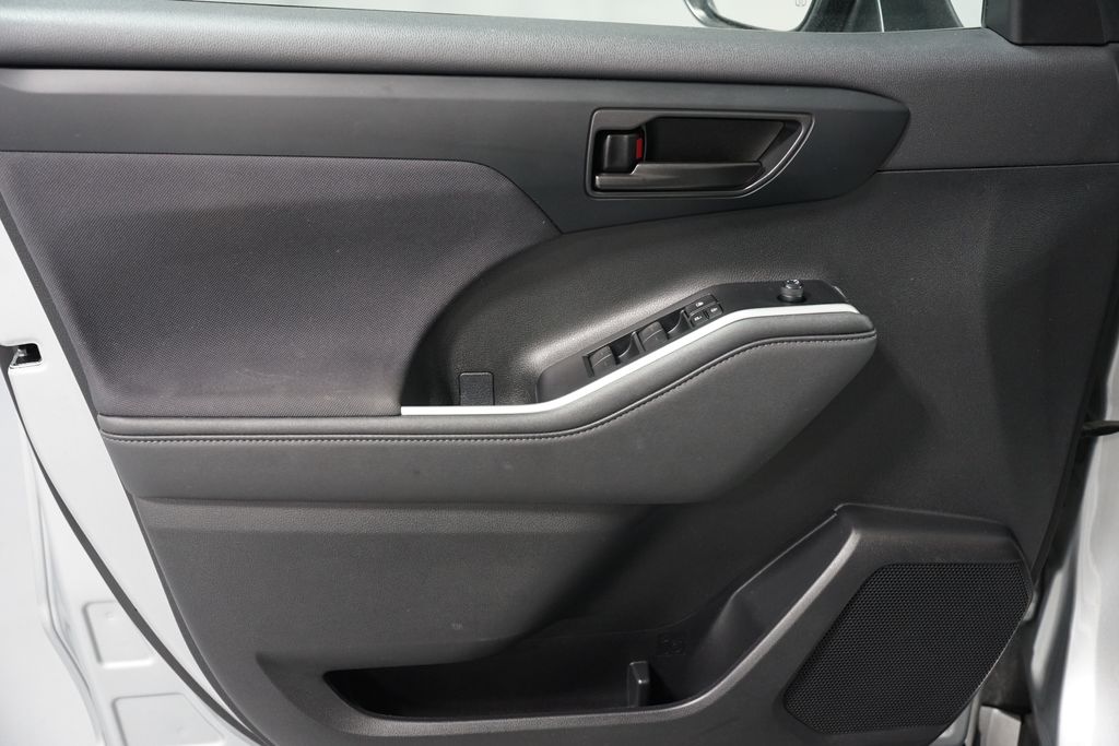 Thumbnail: 2023 Toyota Highlander - 31