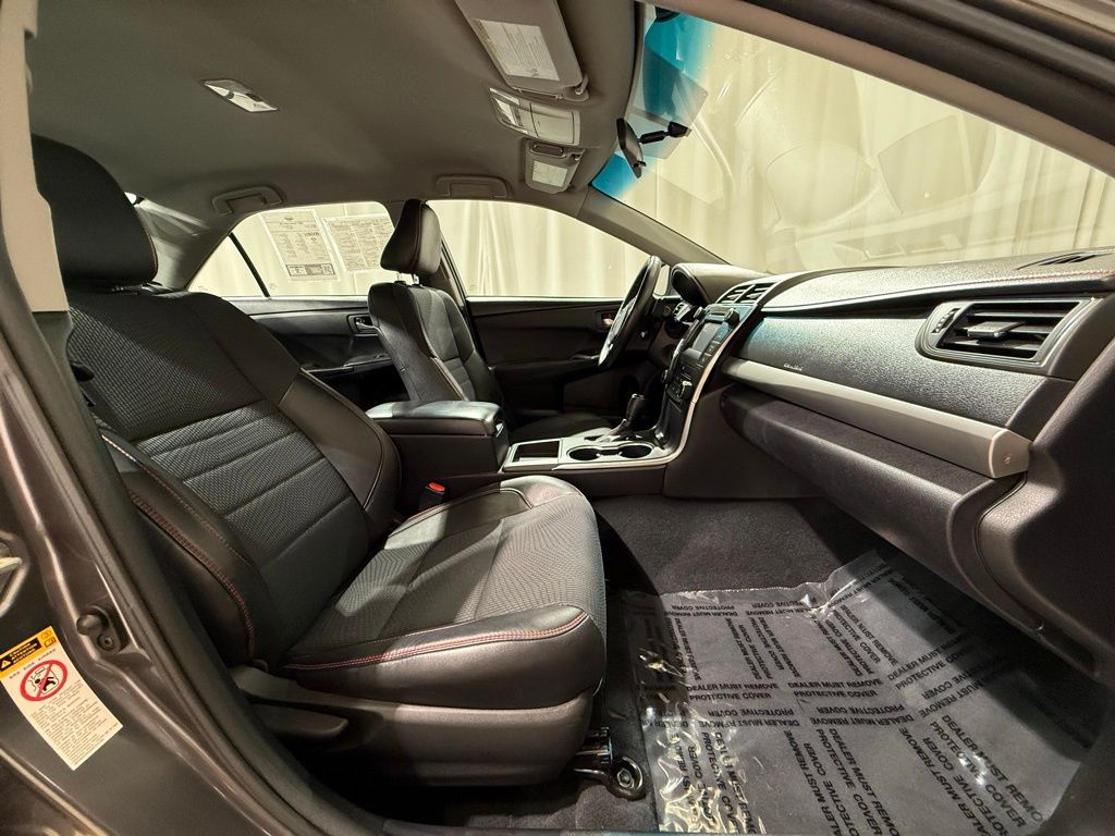2017 Toyota Camry SE 19