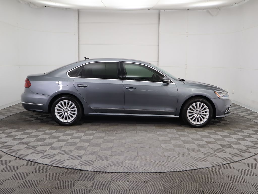 2017 Volkswagen Passat SE 4