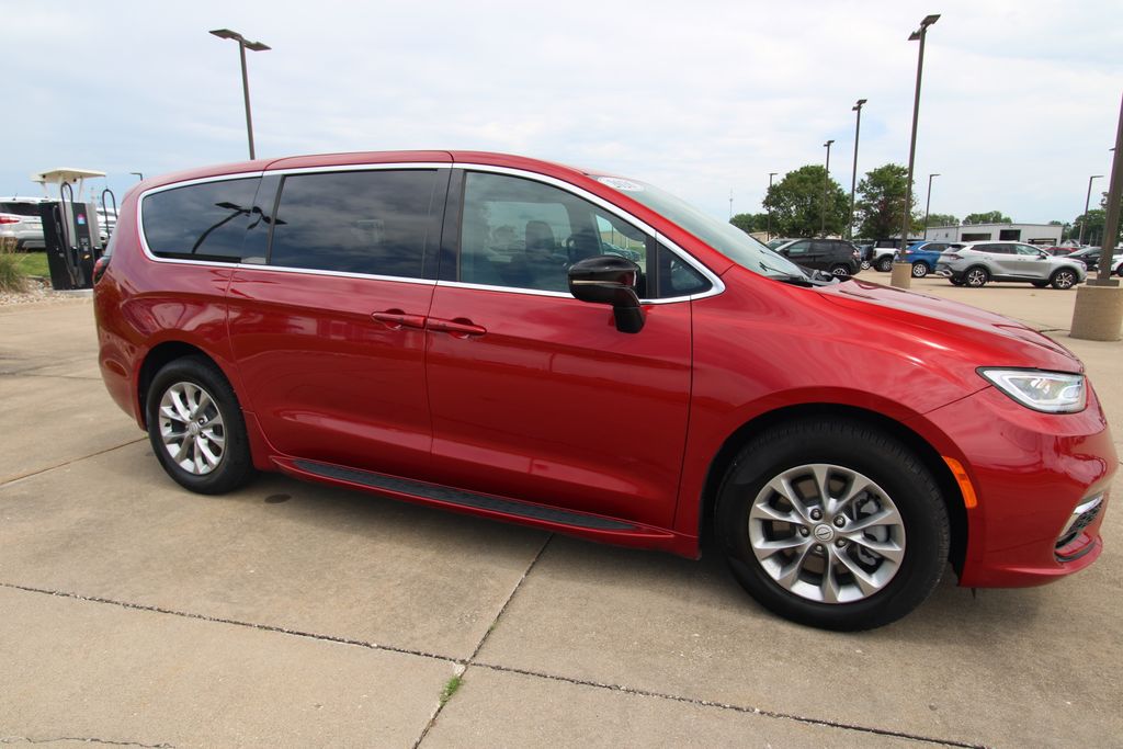 Used 2026 Chrysler Pacifica Van