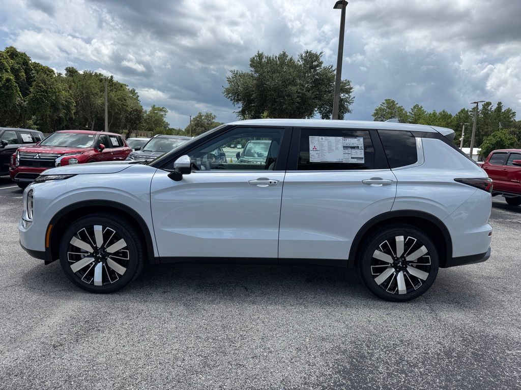 2025 Mitsubishi Outlander SE photo 2