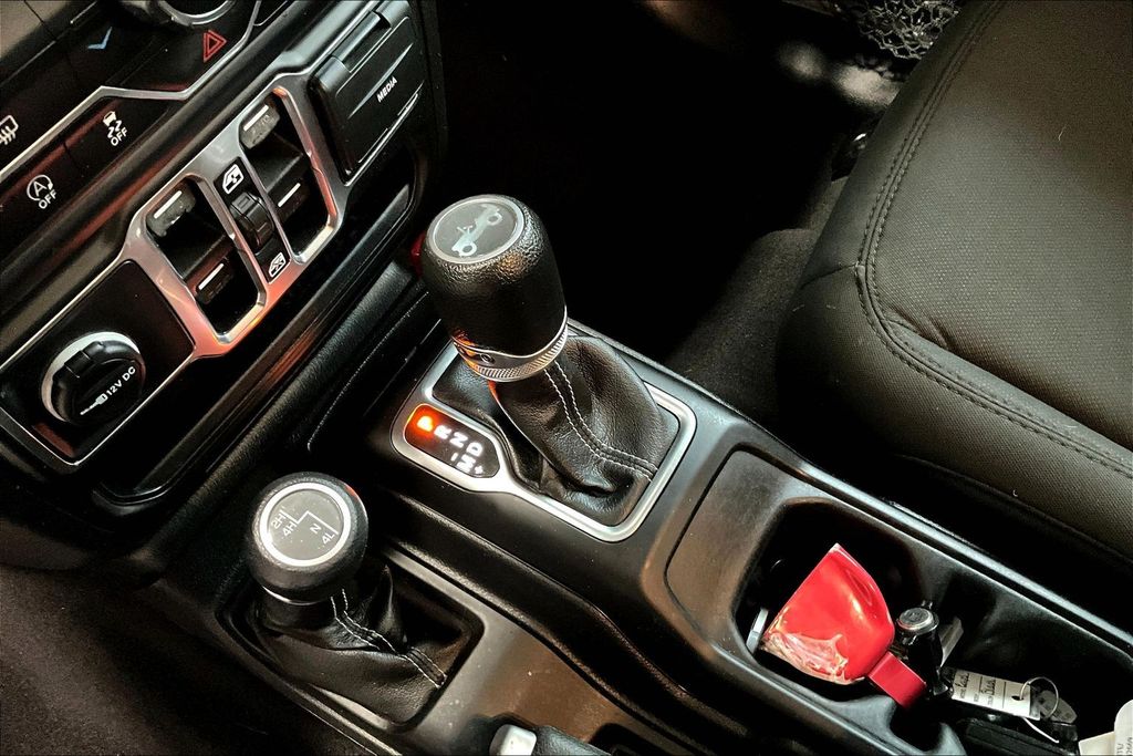 Used 2019 White Jeep Unlimited Sahara image 15