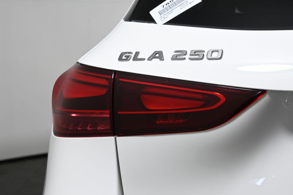 2025 Mercedes-Benz GLA 250 4MATIC 12