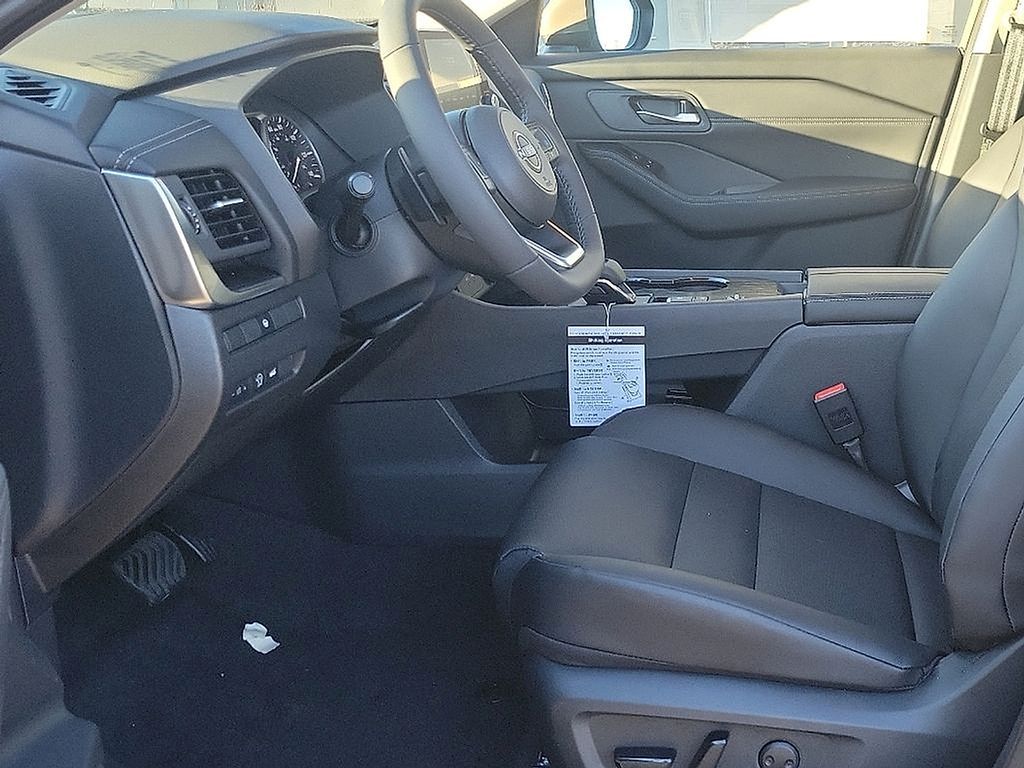 2025 Nissan Rogue SV 8