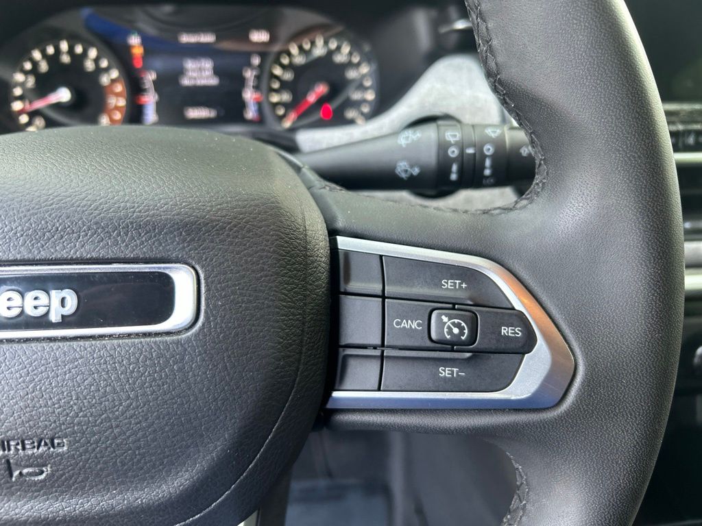 Used 2024 White Jeep Latitude image 23