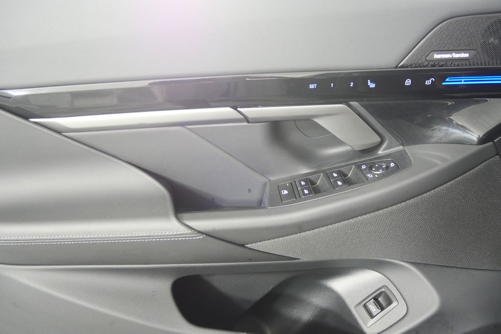 Thumbnail: 2025 BMW 5 Series - 9