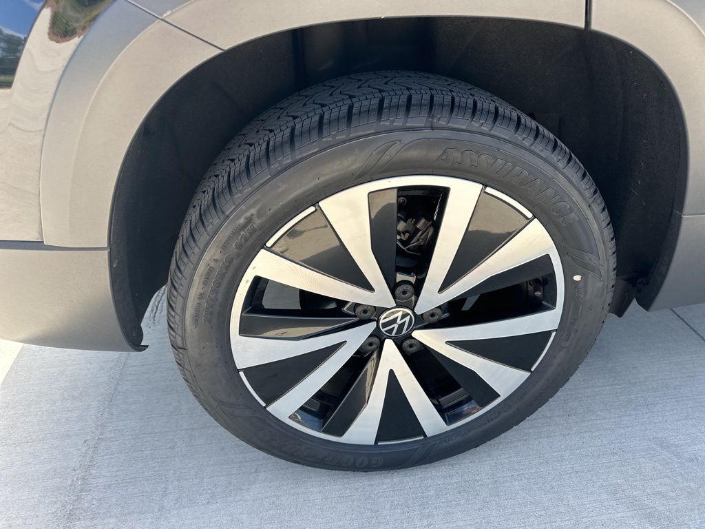 2022 Deep Black Pearl Volkswagen Taos 1.5T SE FWD SUV