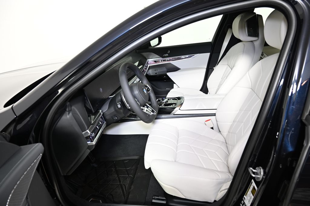 Thumbnail: 2026 BMW 7 Series - 14