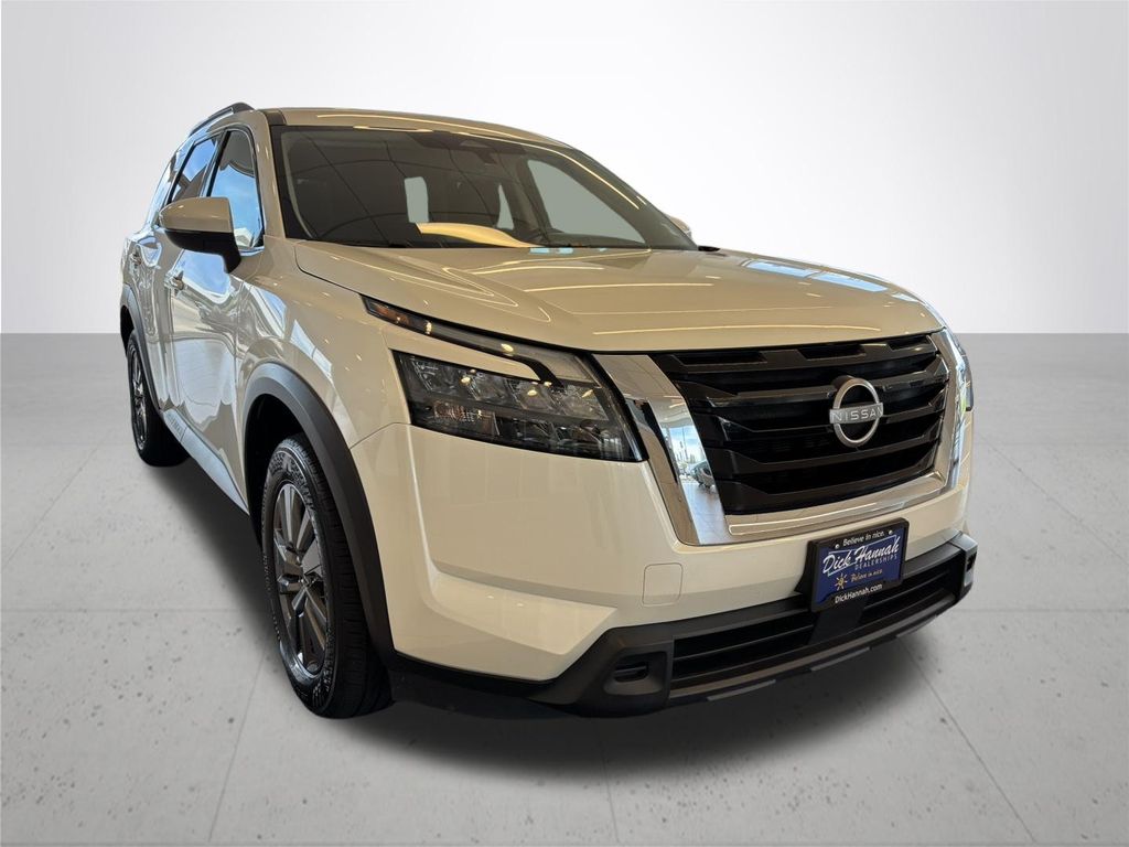 2024 Nissan Pathfinder SV