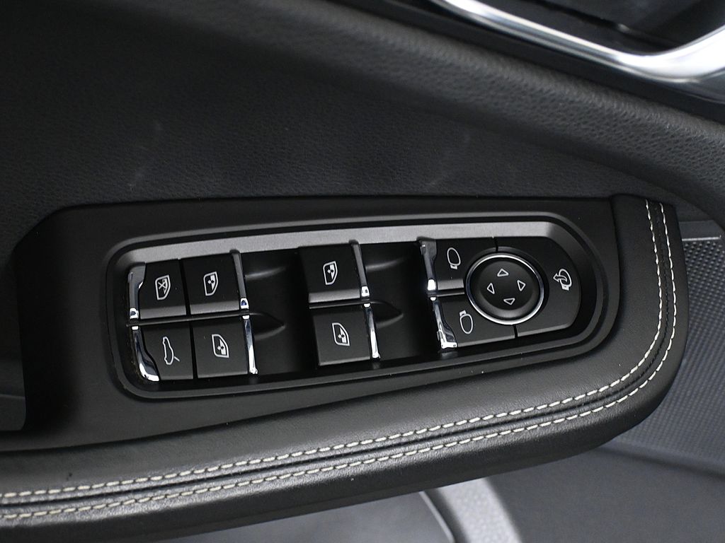 Thumbnail: 2022 Porsche Macan - 32