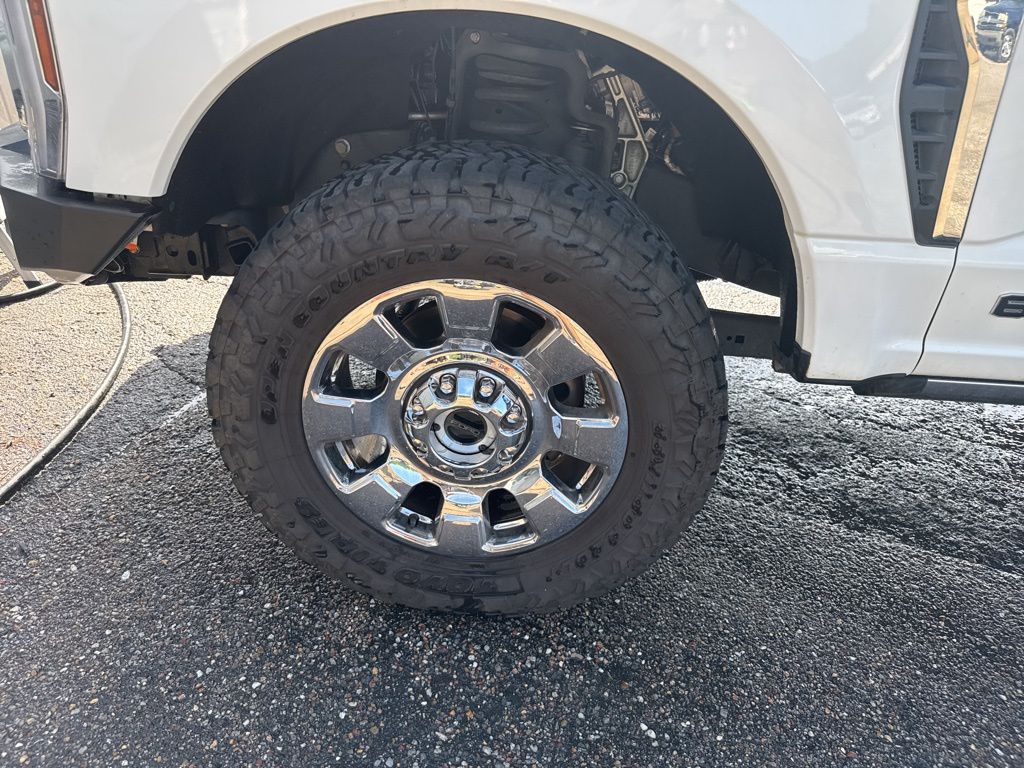 2025 Star White Metallic Tri-Coat Ford Super Duty F-350 SRW Lariat 4X4 Truck